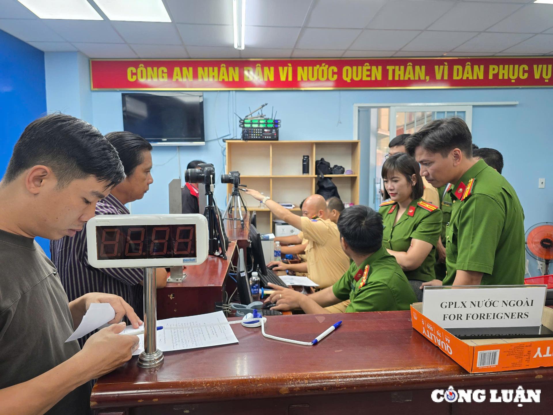 cong an phuong xa o tp hcm bat dau cap doi giay phep lai xe hinh 4