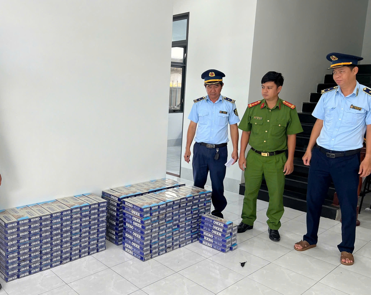 Lực lượng Quản lý thị trường phối hợp với Công an kiểm tra, thu giữ số lượng lớn thuốc lá điếu nhập lậu