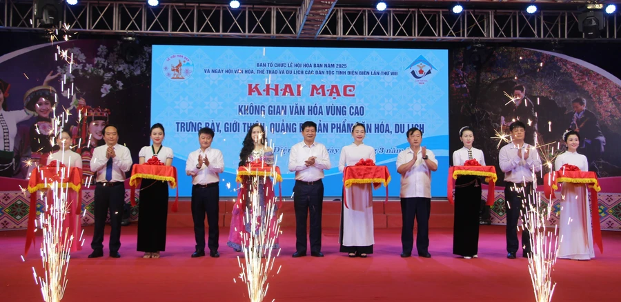 Các đại biểu cắt băng khai mạc Không gian văn hóa vùng cao và hoạt động trưng bày, giới thiệu sản phẩm văn hóa du lịch.