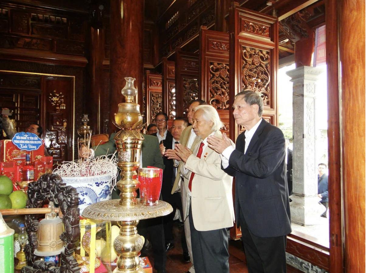 nhan dien thu va vat dieu thu di san sang tao cua thu phap viet nam duong dai hinh 3