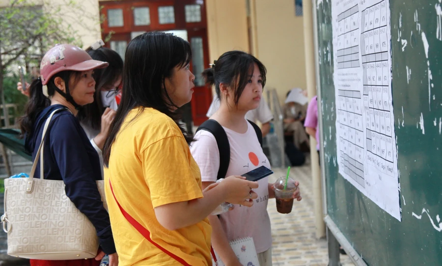 Kỳ thi thử vào lớp 10 Trường THPT chuyên Đại học Sư phạm Hà Nội thu hút sự quan tâm của đông đảo phụ huynh, học sinh. Ảnh: TG