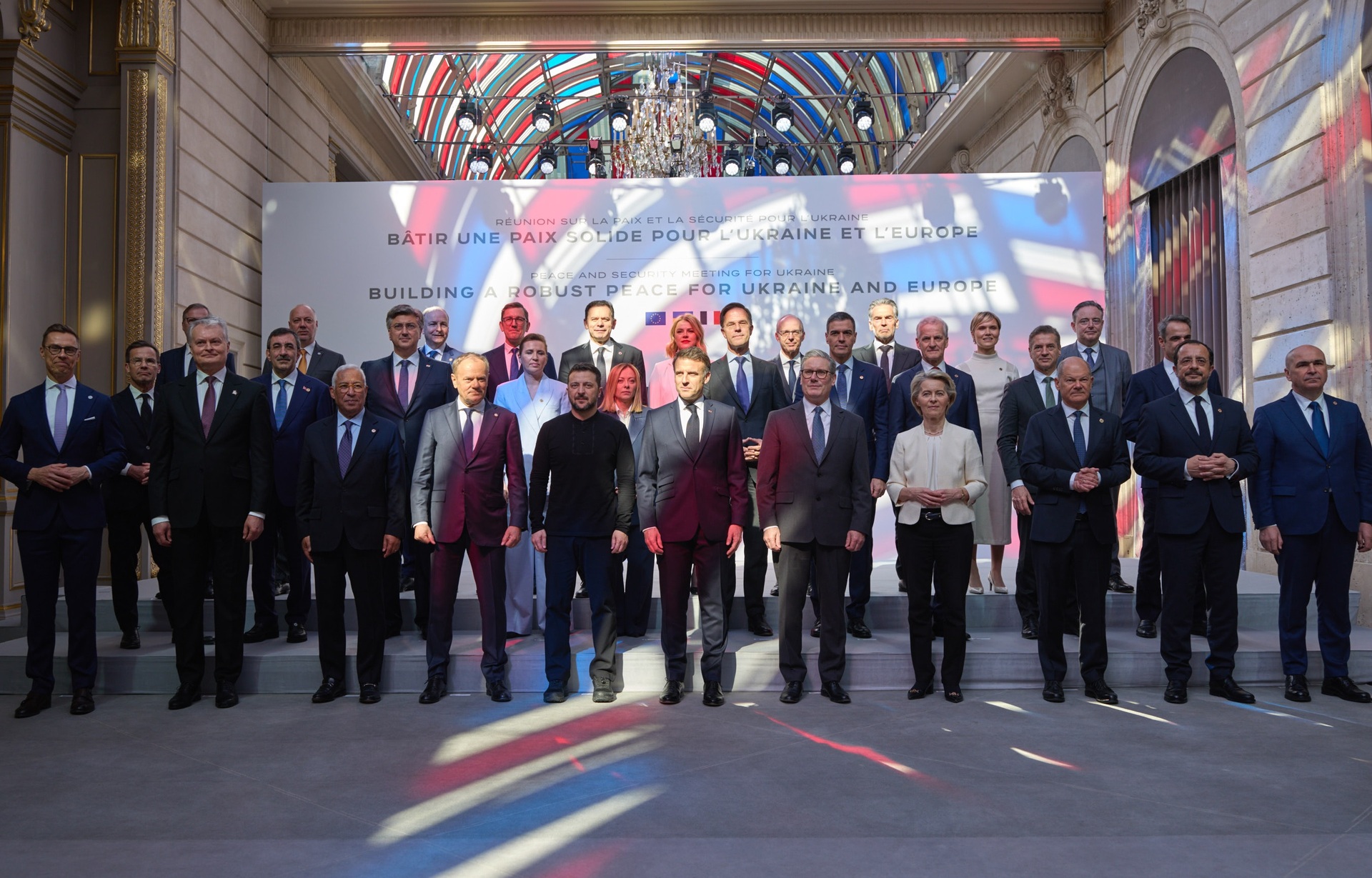 hoi nghi paris chau au van quyet cam van nga can nhac dua quan den ukraine hinh 1