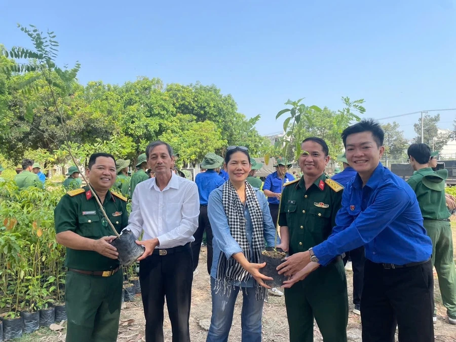 Tại lễ phát động Chiến dịch “Triệu cây xanh vì môi trường Quốc gia”, 11.000 cây xanh đã được quyên góp.