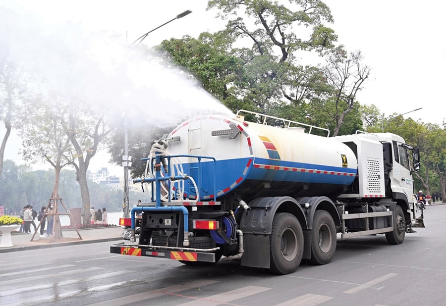 Công ty TNHH một thành viên Môi trường đô thị Hà Nội sử dụng xe phun tạo sương để hạn chế bụi mịn trong không khí.