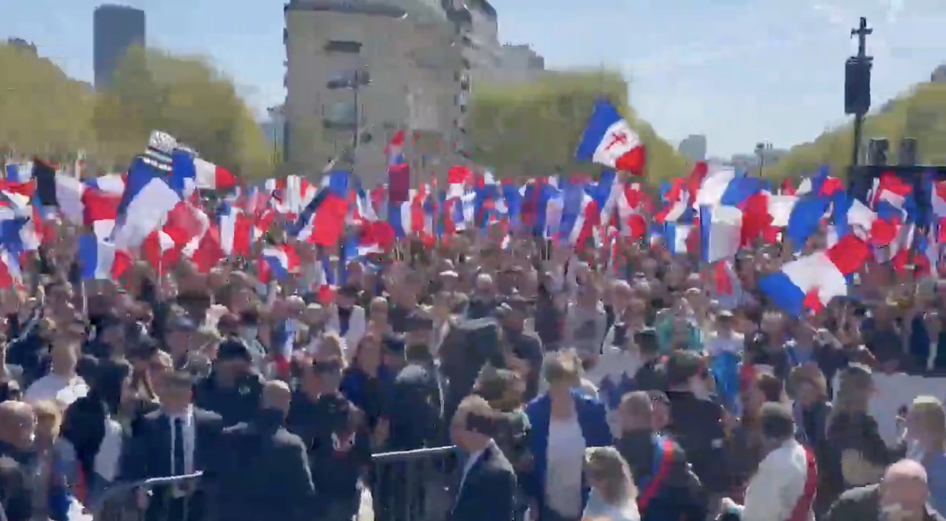 lanh dao cuc huu le pen chua tu bo tranh cu tong thong phap cang thang gia tang hinh 1