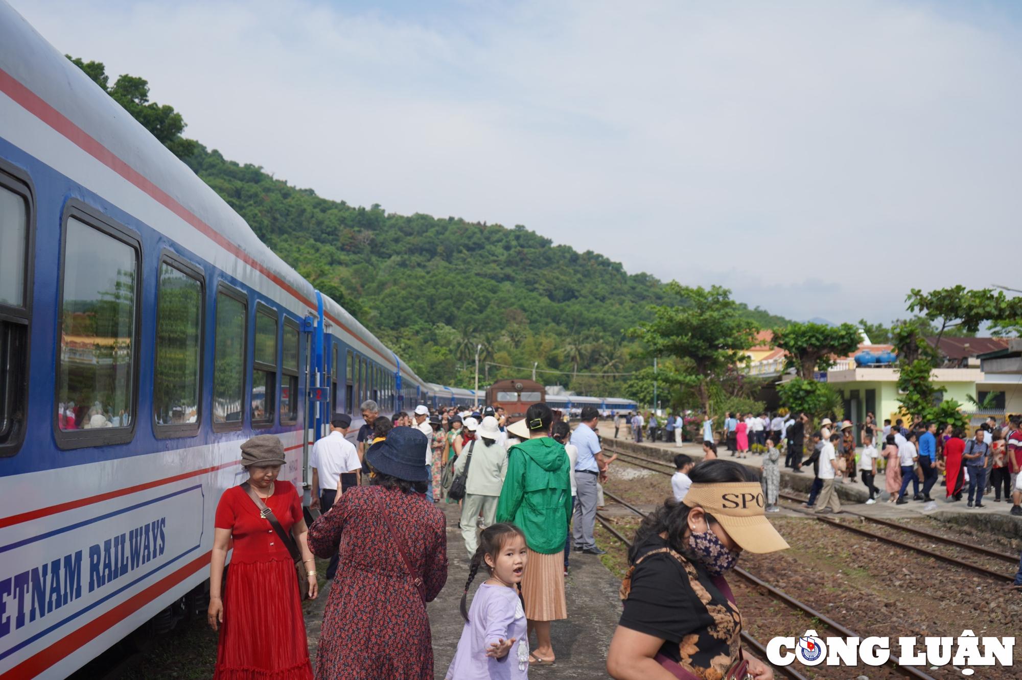 dip 30 4 duong sat chay doan tau thong nhat duoc thiet ke rieng hinh 1