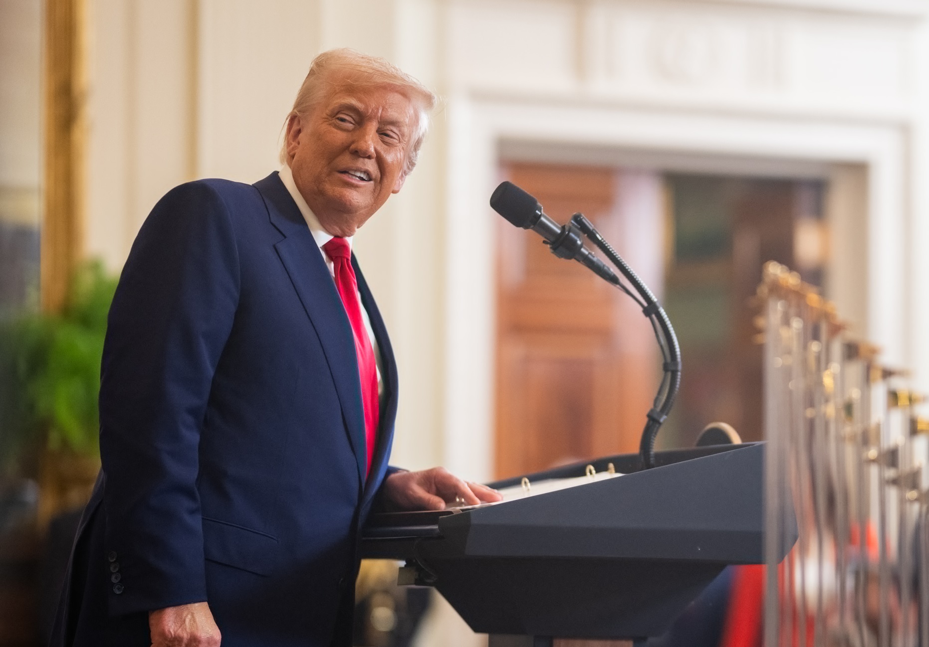 tong thong my doa tang them thue voi trung quoc va eu cuoc chien thuong mai leo thang hinh 1