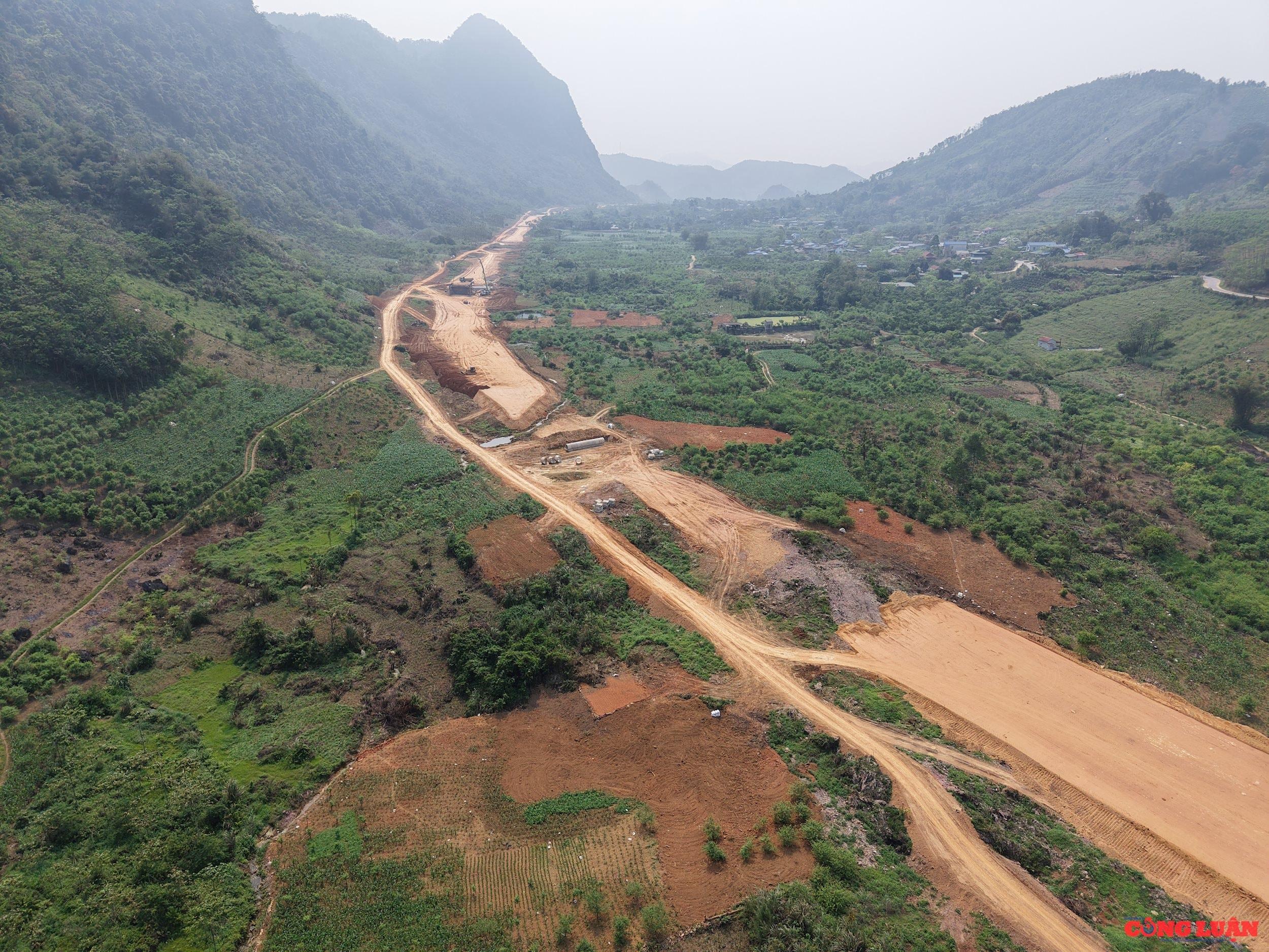 Cao tốc Hòa Bình - Mộc Châu có chiều dài 34 km, tổng vốn đầu tư gần 10.000 tỷ đồng.
