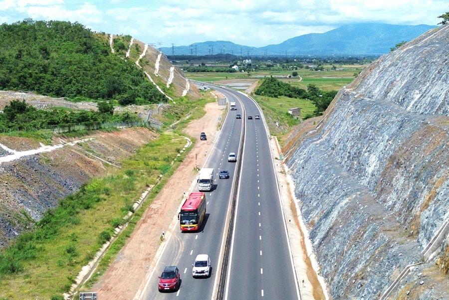 Đường cao tốc Bắc - Nam, đoạn Vĩnh Hảo - Phan Thiết hiện có quy mô 4 làn xe. Ảnh: Tạ Hải