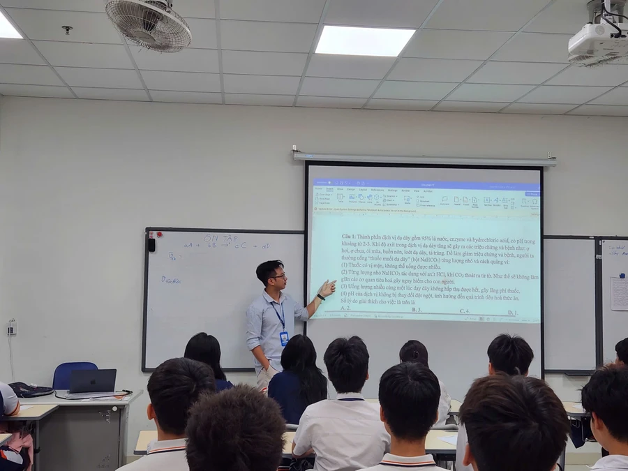 Phenikaa và học sinh trong giờ Hóa học.