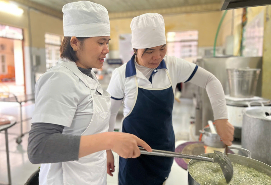 Cô nuôi Phạm Thị Lệ (bên ngoài) - Trường Mầm non An Dương (Lê Chân, Hải Phòng) trong giờ làm việc. Ảnh: Nguyễn Dịu nhan-vien-nuoi-duong-3.jpg