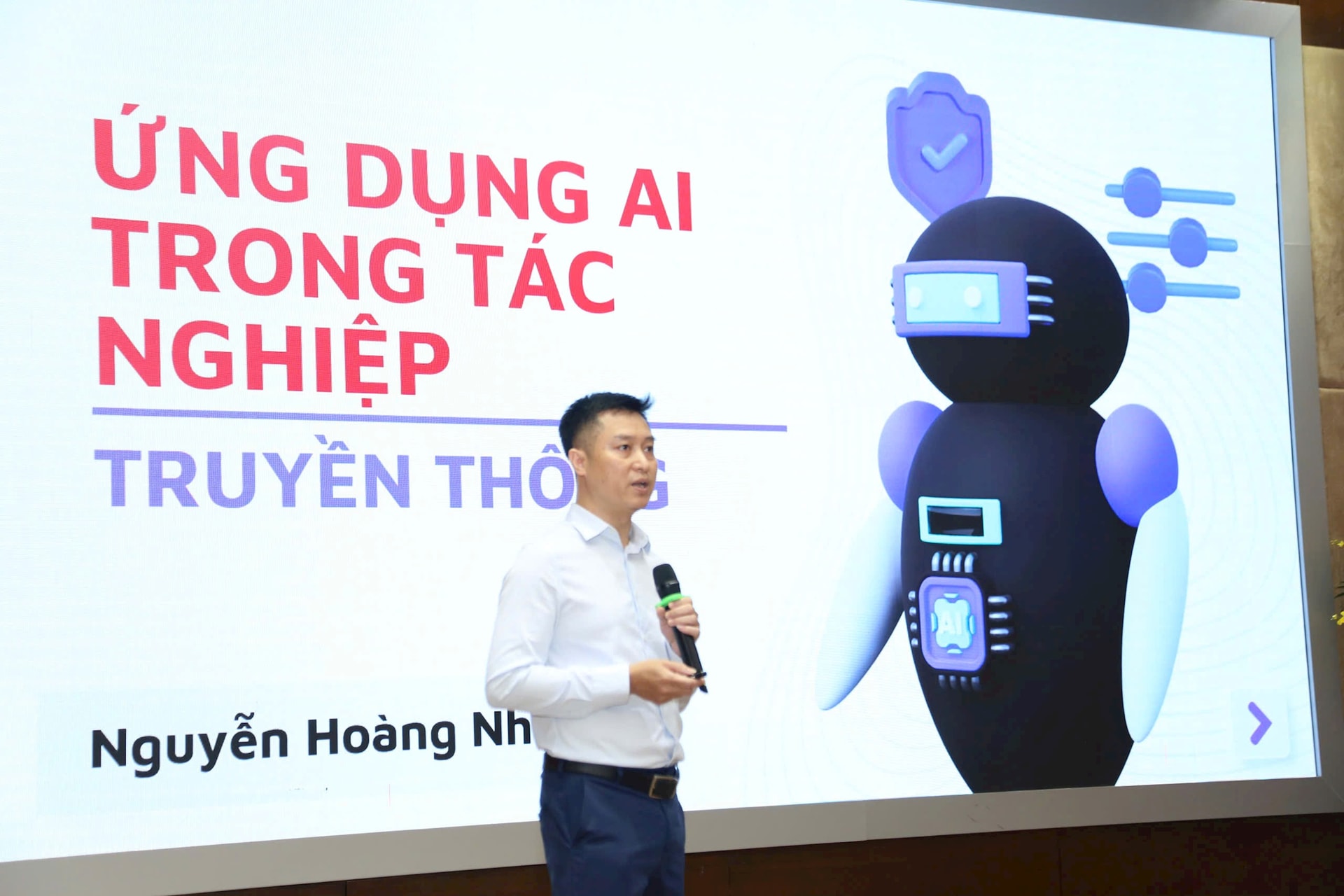 Đại diện doanh nghiệp công nghệ số chia sẻ về việc ứng dụng AI trong tác nghiệp báo chí. Ảnh: Q.Anh
