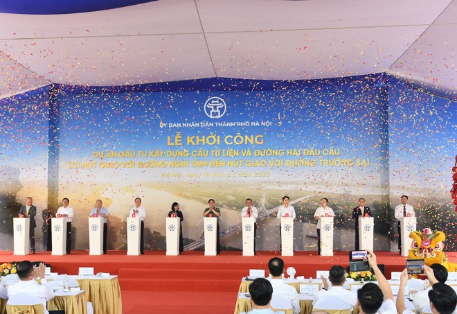 Thủ tướng Chính phủ Phạm Minh Chính, lãnh đạo Thành ủy, UBND TP Hà Nội cùng đại diện các sở, ngành nhấn nút khởi công dự án cầu Tứ Liên