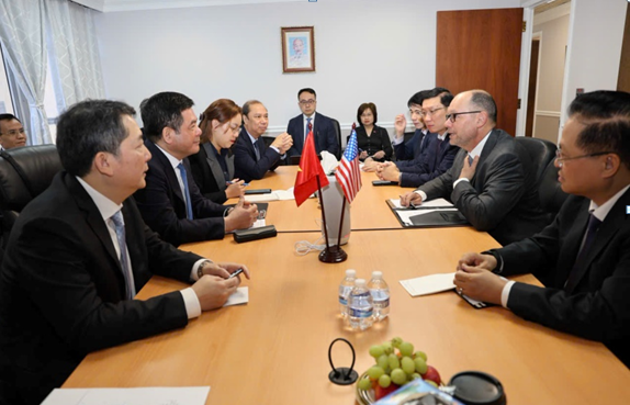 buoi-lam-viec-voi-tap-doan-excelerate-energy-hoa-ky-.png