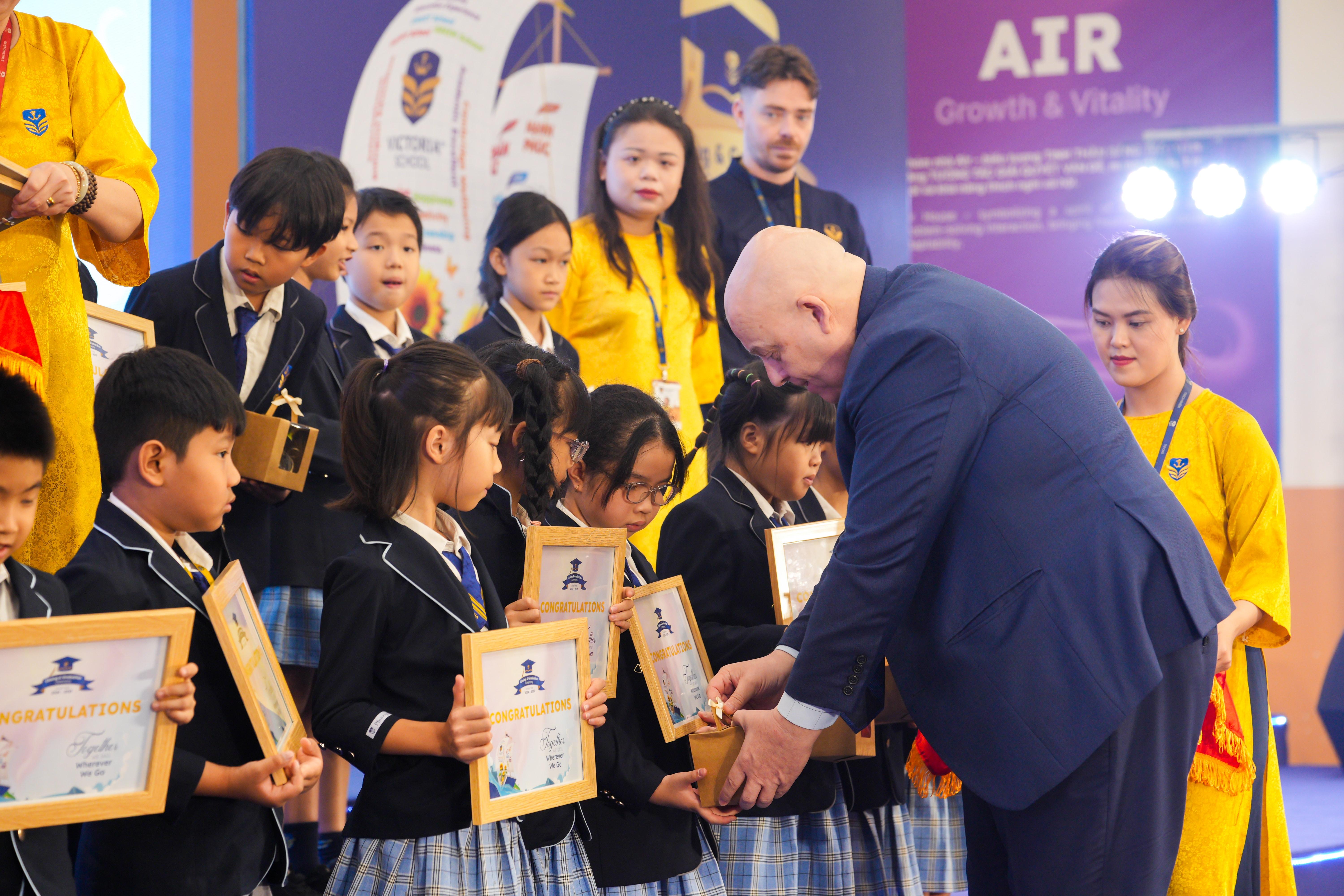 1. TRAO GIẢI THƯỞNG (1)