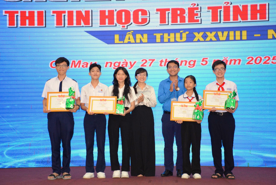 Học sinh đạt giải Nhất tại hội thi. gen-h-hoi-thi-tin-hoc-tre-3.jpg