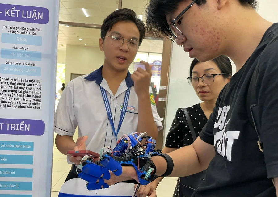 Găng tay thông minh của nhóm giới thiệu tại Cuộc thi Nghiên cứu Khoa học kỹ thuật cấp quốc gia dành cho học sinh THCS và THPT năm học 2024 - 2025 tại TPHCM. Ảnh: TG