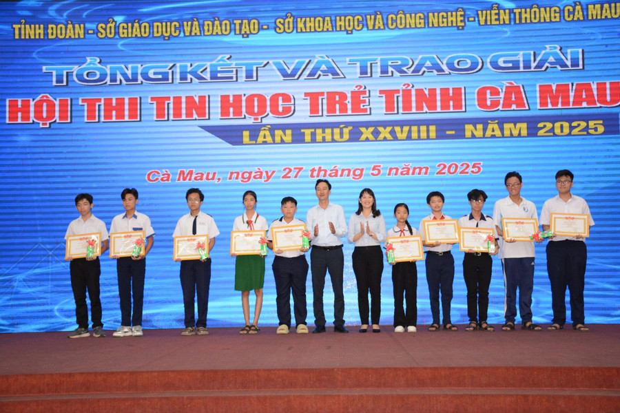 Học sinh đạt giải Ba tại hội thi. gen-h-hoi-thi-tin-hoc-tre-4.jpg