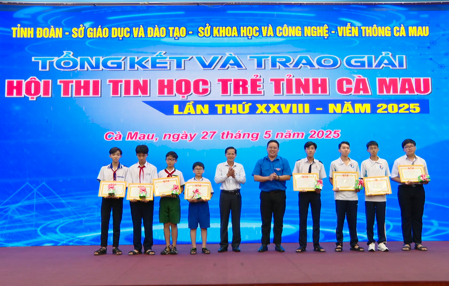 Học sinh đạt giải Nhì tại hội thi. hoi-thi-8.png