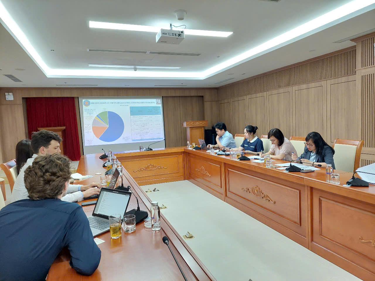 Hai bên trao đổi các vấn đề cùng quan tâm.