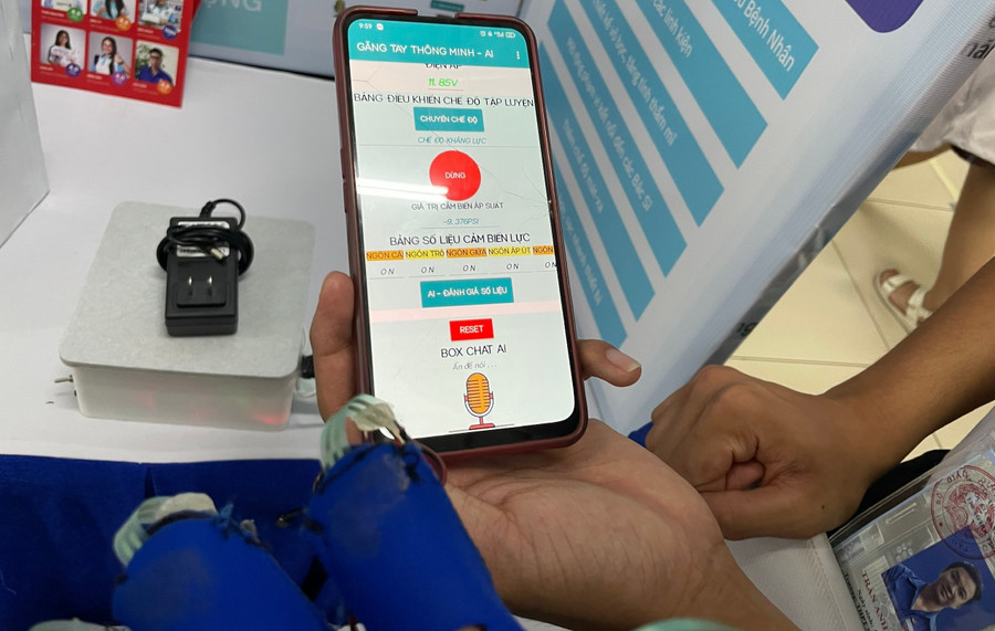 Găng tay và ứng dụng di động do nhóm xây dựng để theo dõi quá trình tập luyện. Ảnh: TG gang-tay-ho-tro-nguoi-tai-bien-1.jpg