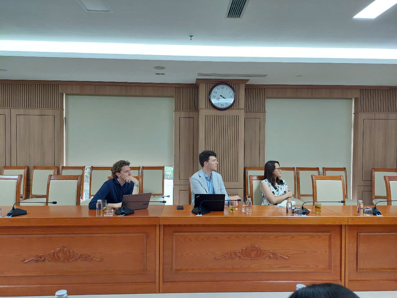 Đại diện Tập đoàn Prodrive Technologies quan tâm lắng nghe giới thiệu về các cơ hội đầu tư, kinh doanh tại Việt Nam.