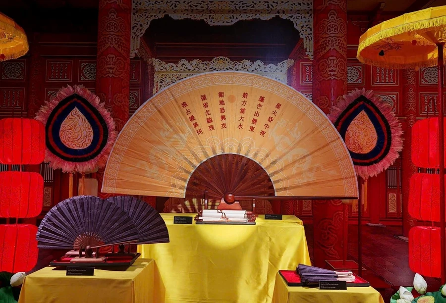 Mô hình phỏng dựng sự kiện vua Lê Hiến Tông đề thơ trên quạt vào dịp Tết Đoan Ngọ.