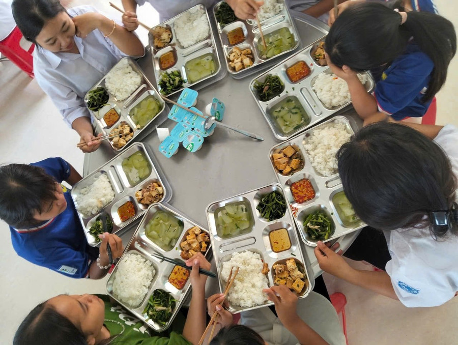 Bữa ăn ấm lòng sĩ tử. z6661035312028-dd452814f5a08eb880ece0d9185f6917.jpg