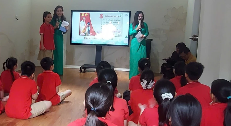 Các đội viên Trường Tiểu học Nghĩa Dũng (Ba Đình, Hà Nội) xuất sắc mở ẩn số và đọc vang 5 điều Bác Hồ dạy trong chương trình trải nghiệm di sản Hồ Chí Minh “Bác Hồ trong trái tim em” của Khu Di tích Chủ tịch Hồ Chí Minh tại Phủ Chủ tịch. Ảnh: Bình Thanh.