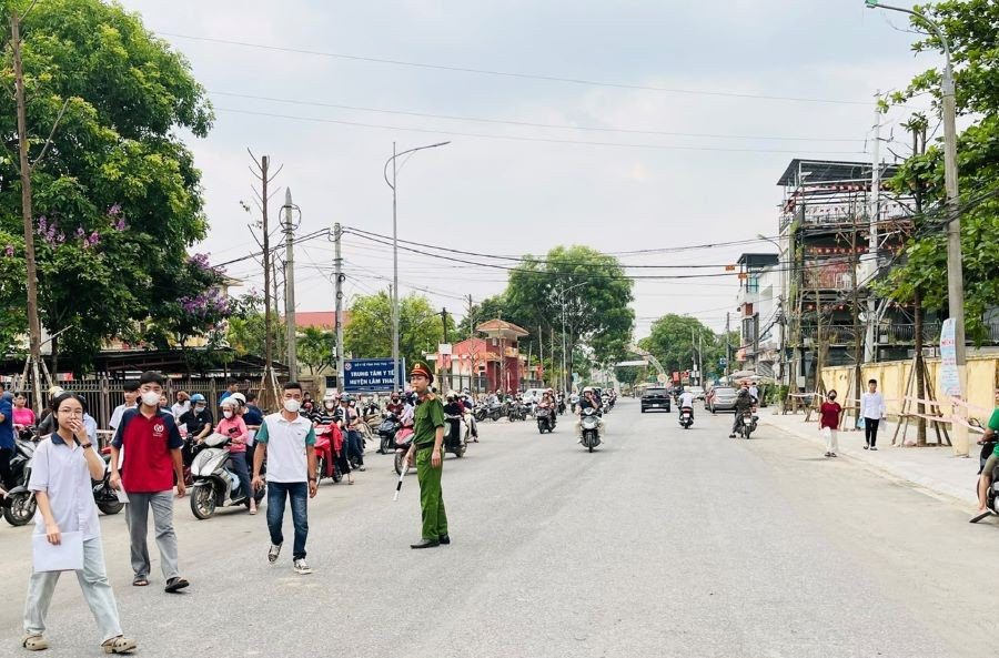 Lực lượng chức năng có mặt sớm tại Hội đồng coi thi Trường THPT Long Châu Sa (huyện Lâm Thao) điều tiết giao thông phục vụ kỳ thi. z6665910289822-61df1dfd268a22ba5a8569e3c2e9648b.jpg
