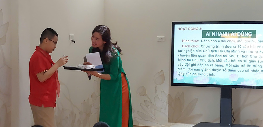 Học sinh được nhận quà in hình các hiện vật ở Khu di tích Chủ tịch Hồ Chí Minh tại Phủ Chủ tịch khi trả lời đúng câu hỏi. Ảnh: Bình Thanh. giao-duc-di-san-tu-hien-vat-ke-chuyen-1.jpg