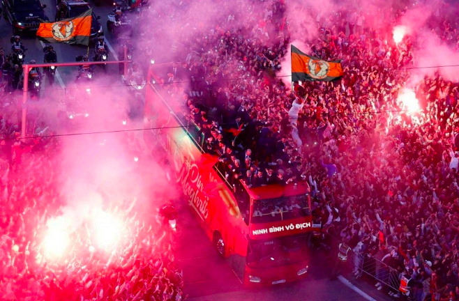 CLB Ninh Bình dự kiến rước cúp bằng xe buýt hai tầng (Ảnh: Ninh Bình FC)