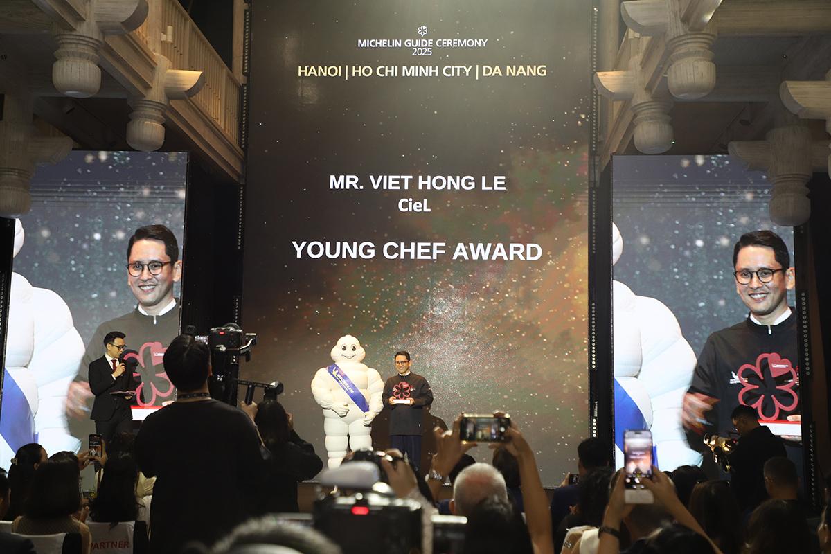 Đầu bếp Lê Việt Hồng nhận giải Đầu bếp trẻ Xuất sắc tại Michelin Guide 2025