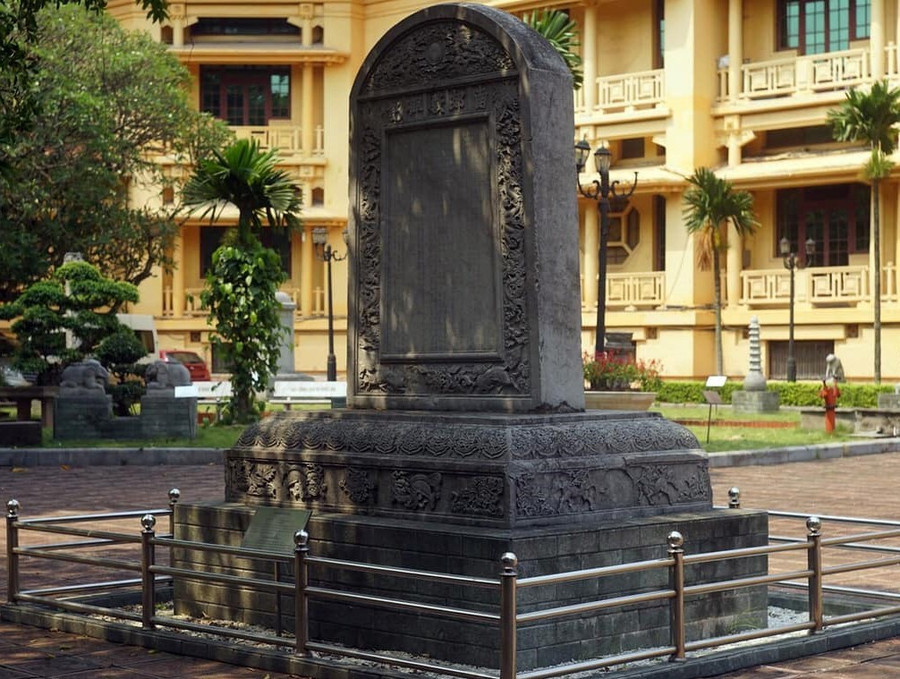 Tiến sĩ Nguyễn Hoàn 3 lần được thay vua làm lễ Tế Giao vào các năm 1775, 1777, 1783 (trong ảnh là Bảo vật quốc gia bia điện Nam Giao kinh thành Thăng Long lưu giữ tại Bảo tàng Lịch sử quốc gia). vi-dai-khoa-noi-chi-cha-lam-thay-chua-trinh-4.jpg