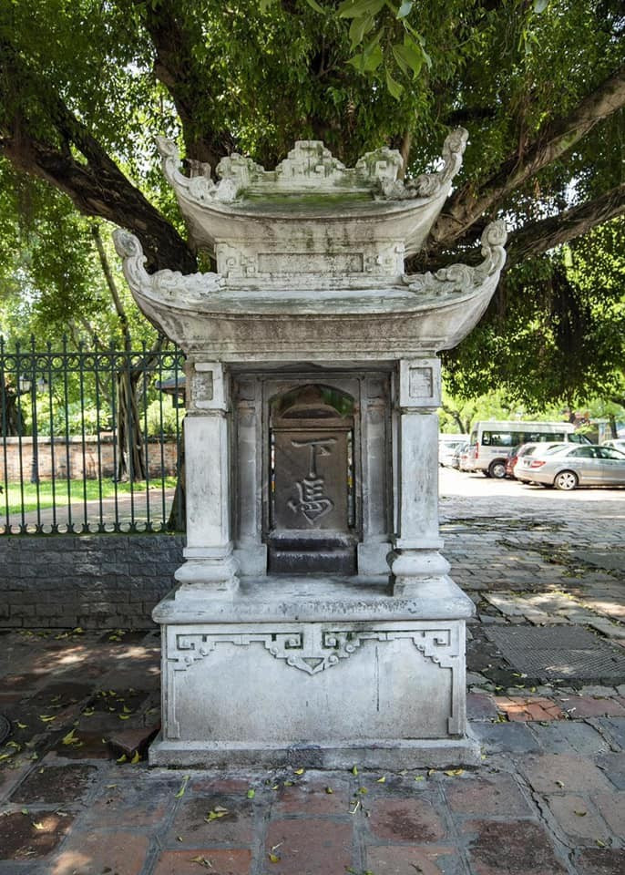 Năm 1771, Tư nghiệp Quốc Tử Giám Nguyễn Hoàn cho dựng bia “Hạ mã” để nhắc nhở dù là bậc công hầu hay khanh tướng, võng lọng hay ngựa xe, đều phải xuống ngựa biểu thị lòng tôn kính với các tiên hiền. vi-dai-khoa-noi-chi-cha-lam-thay-chua-trinh-2.jpg