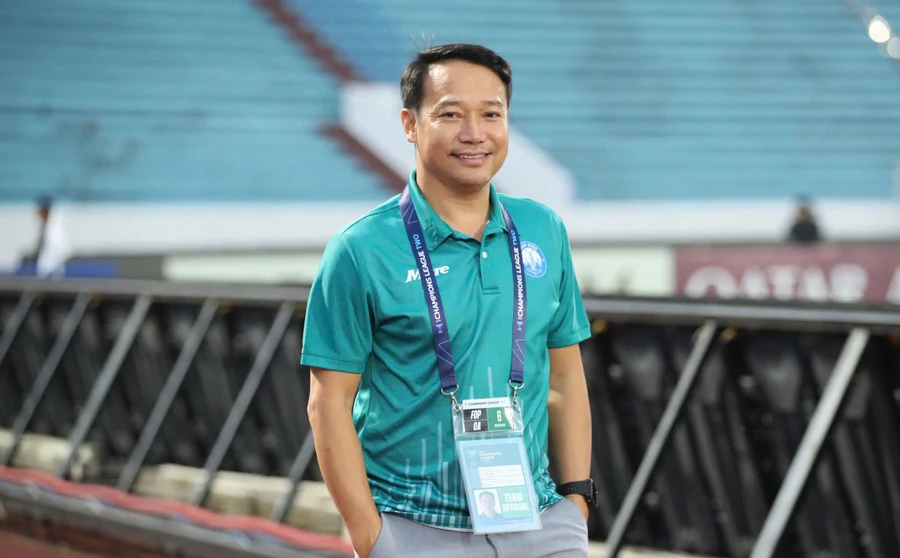 HLV Vũ Hồng Việt giúp Nam Định sáng cửa vô địch V-League 2024/2025.