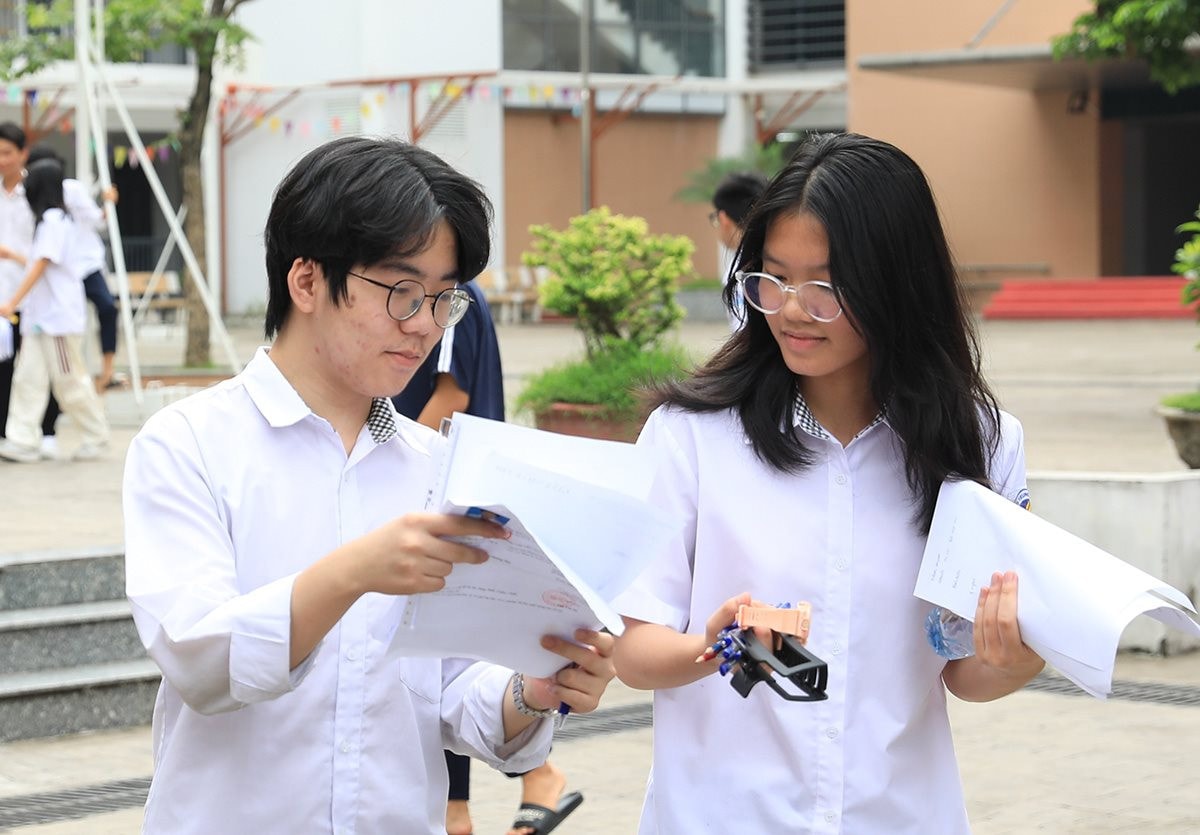 Thí sinh cần rà soát kỹ thông tin trên phiếu báo thi vào lớp 10. Ảnh: Phạm Thảo