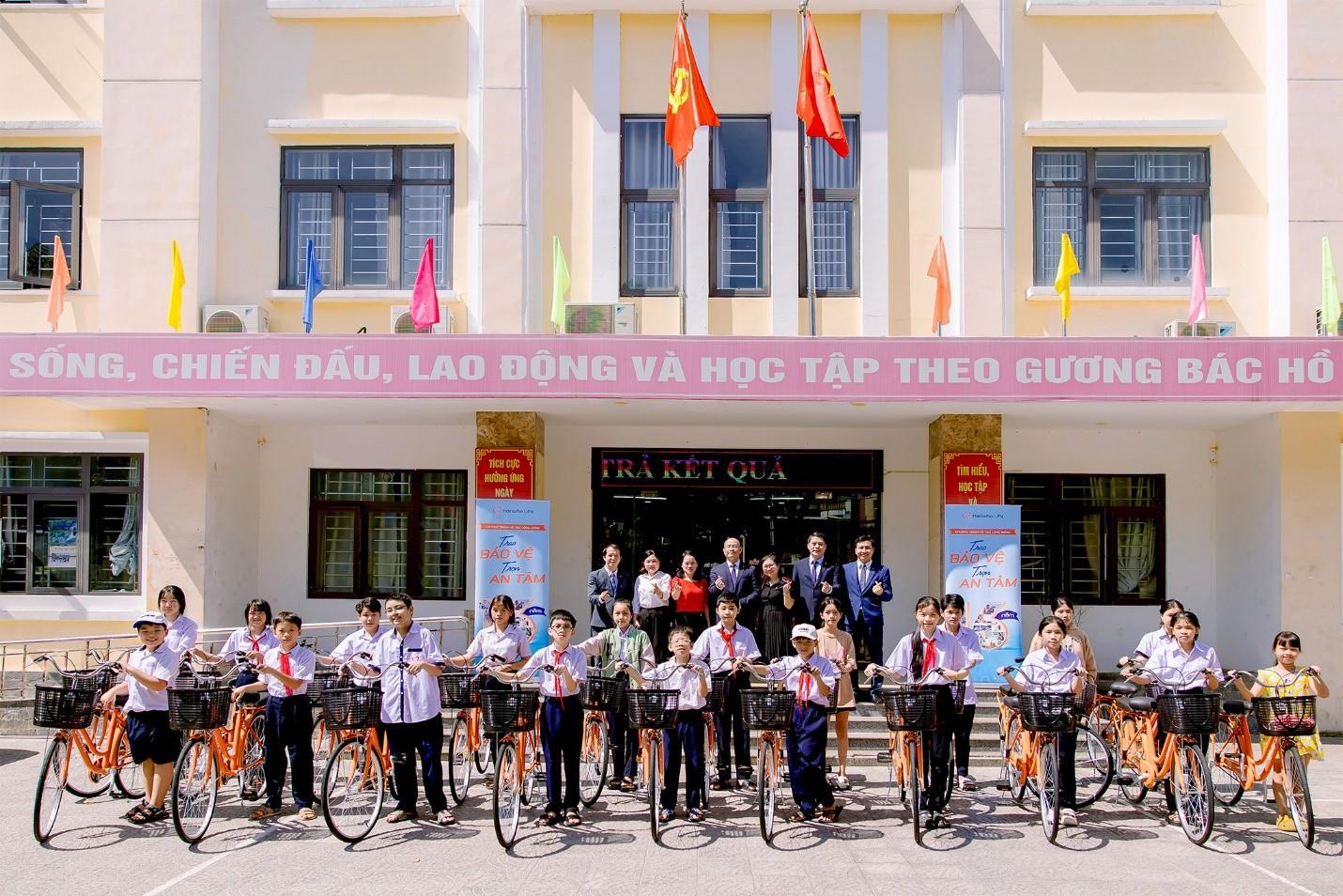 Hanwha Life Việt Nam trao tặng xe đạp cho các em học sinh trong Dự án Trao bảo vệ, trọn an tâm năm 2024.