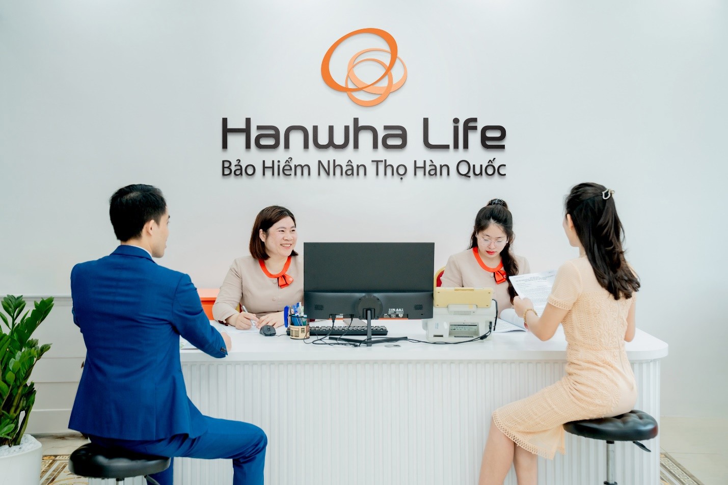 Khách hàng luôn là trọng tâm trong mọi hoạt động của Hanwha Life Việt Nam.