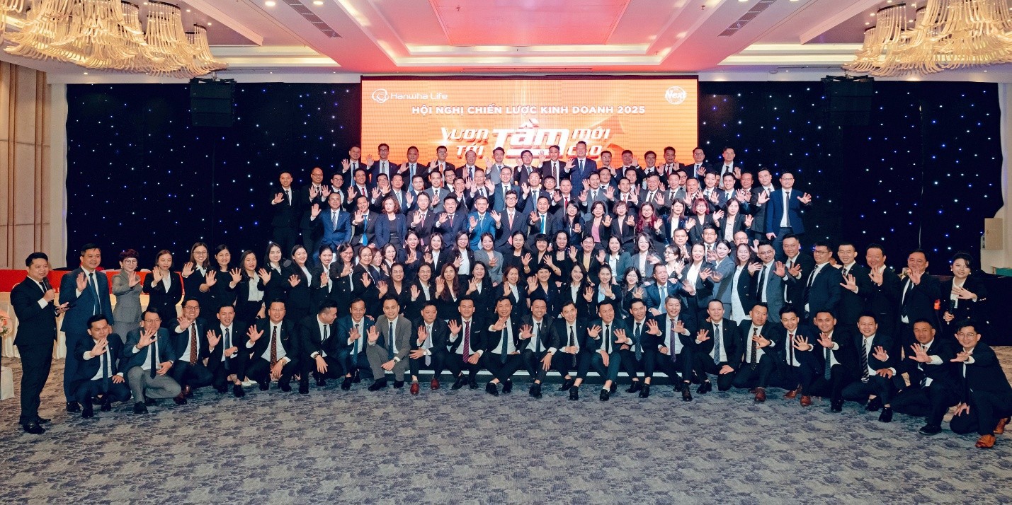 Ban Giám đốc và đội ngũ kinh doanh Hanwha Life Việt Nam tại Hội nghị Chiến lược kinh doanh năm 2025.