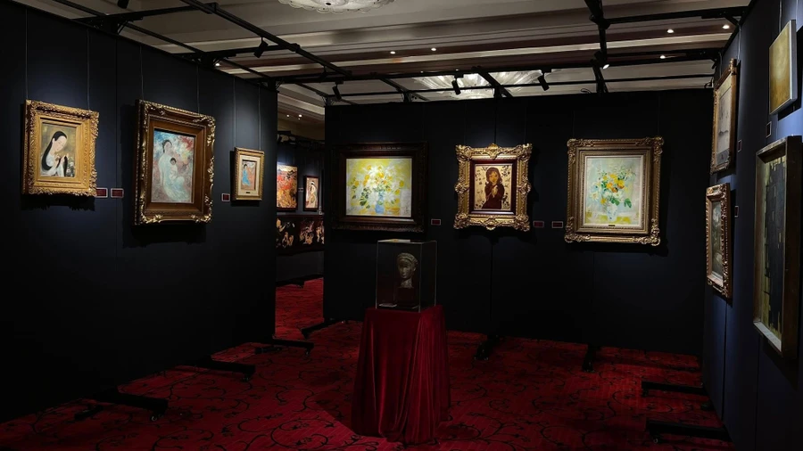 Trưng bày các tác phẩm trước phiên đấu giá 'Những huyền thoại: 100 năm từ Trường Mỹ thuật Đông Dương' - từ đầu cầu Hà Nội.