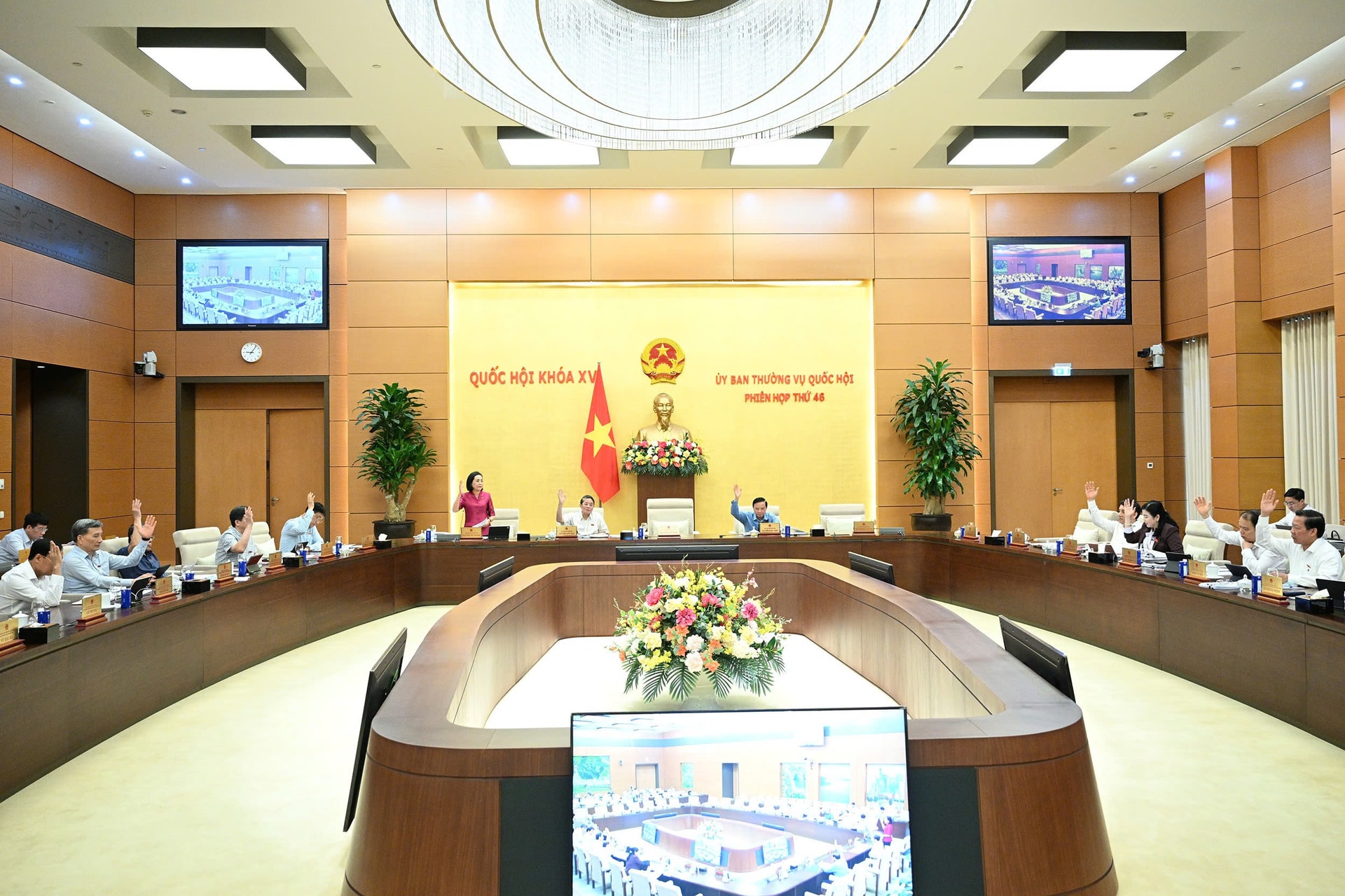 Ủy ban Thường vụ Quốc hội biểu quyết. Ảnh: media.quochoi.vn