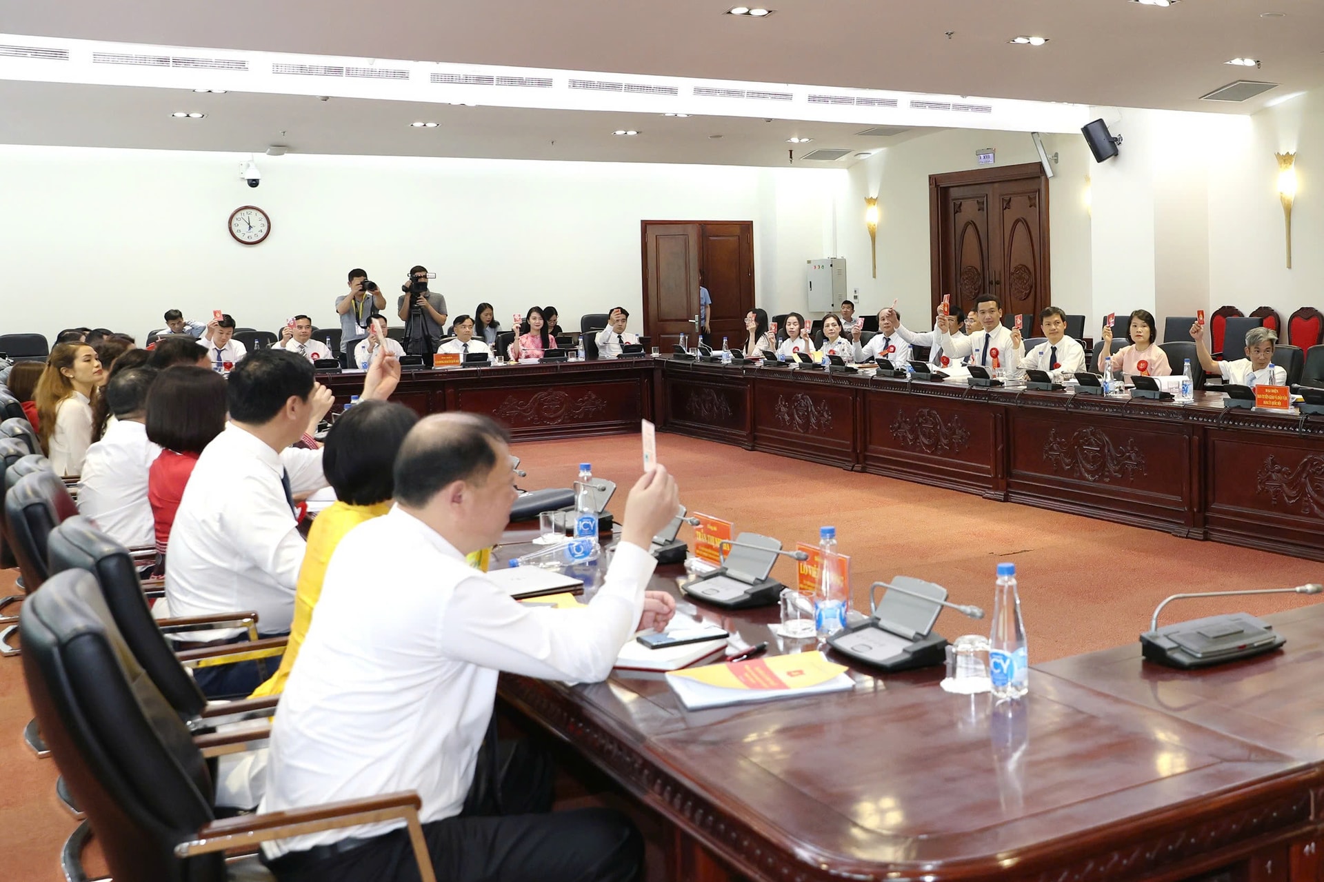 bieu-quyet-thong-qua-nq.jpg