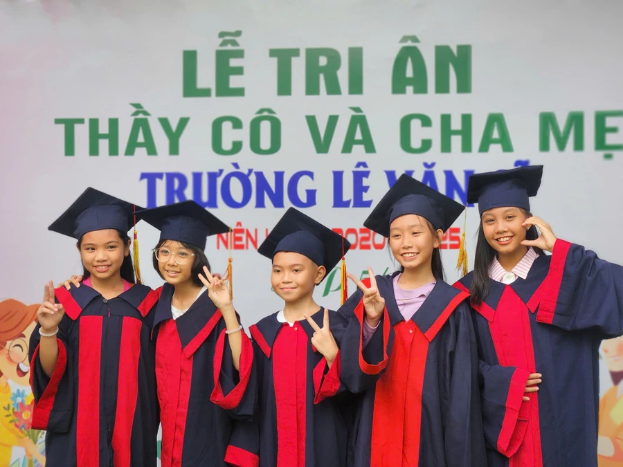 Nhiều phụ huynh mong muốn con trẻ học thêm những kỹ năng dịp hè. Trong ảnh là học sinh Trường Tiểu học Lê Văn Sĩ (TPHCM) trong lễ tri ân. Ảnh minh họa: L.N