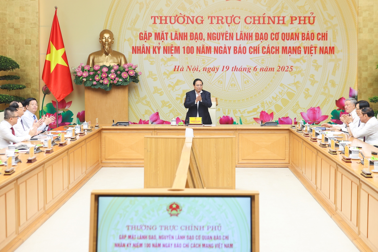 Thủ tướng Chính phủ Phạm Minh Chính chủ trì cuộc gặp mặt với lãnh đạo, nguyên lãnh đạo các cơ quan báo chí nhằm tri ân của các thế hệ người làm báo qua các thời kỳ. Ảnh: VGP/Nhật Bắc