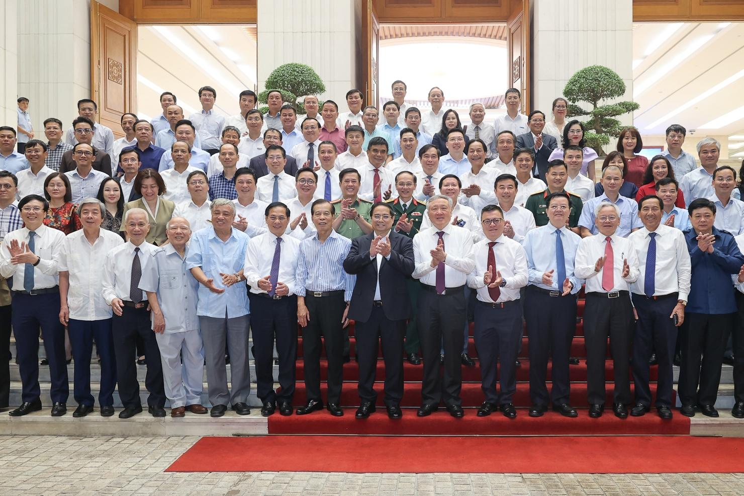 Thủ tướng và các Phó Thủ tướng chụp ảnh lưu niệm với lãnh đạo, nguyên lãnh đạo các cơ quan báo chí. Ảnh: VGP/Nhật Bắc