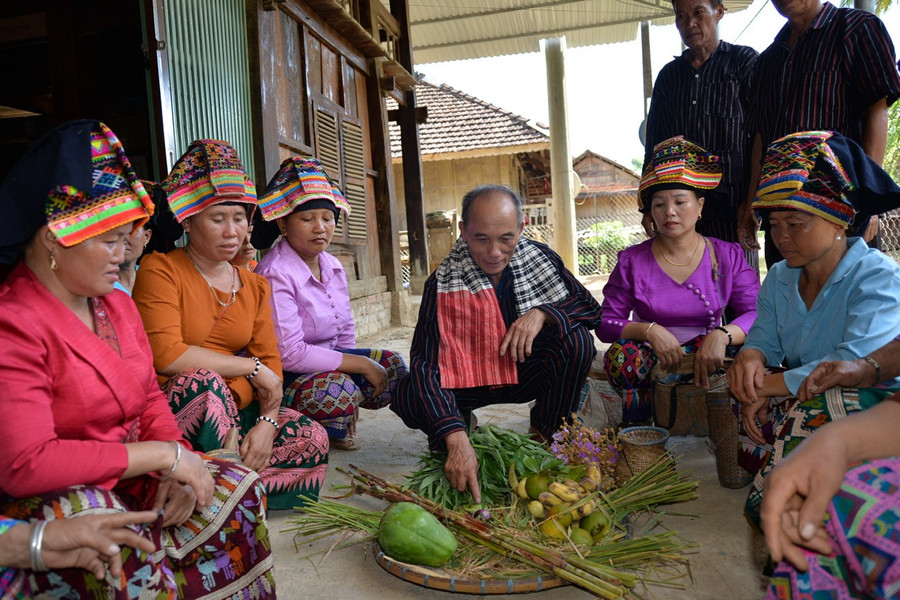 thap-muong-luan-linh-hon-ben-dong-song-ma-5.jpg