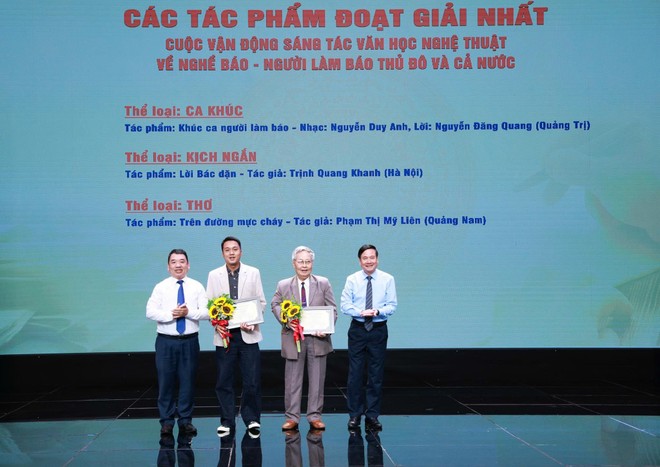 Trao giải Nhất cho các tác giả