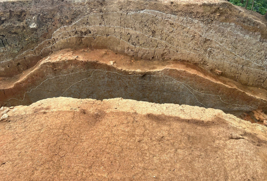Tường thành Dền là một thành lũy liên hoàn, giữ vai trò tuyến phòng thủ cho kinh đô Hoa Lư. Ảnh: TTBTDT Cố đô Hoa Lư. phat-lo-he-thong-phong-thu-kinh-do-hoa-lu-3.jpg