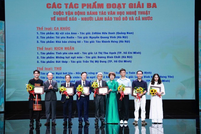 Trao giải Ba cho các tác giả